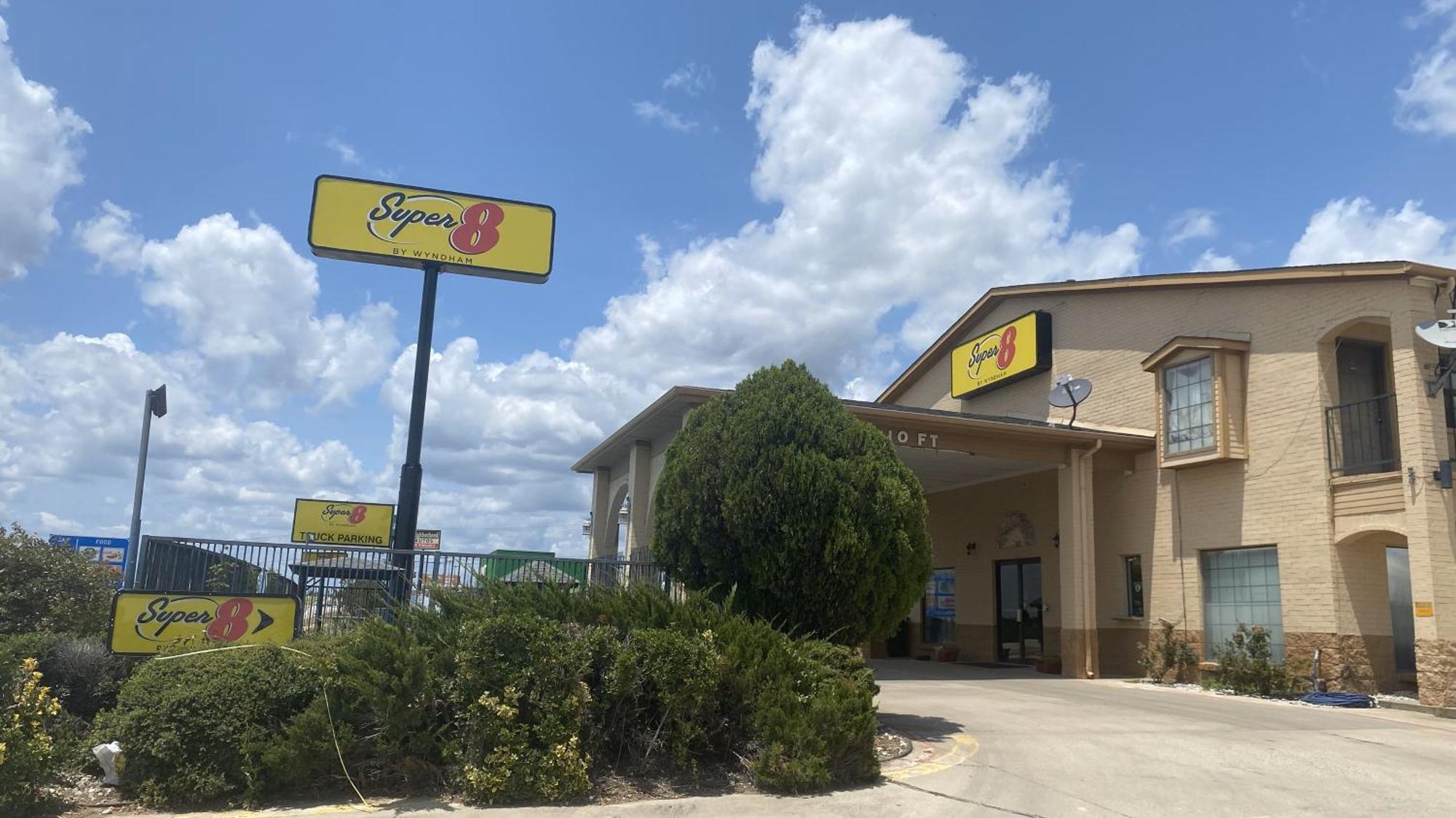 מלון Super 8 By Wyndham Decatur Texas מראה חיצוני תמונה