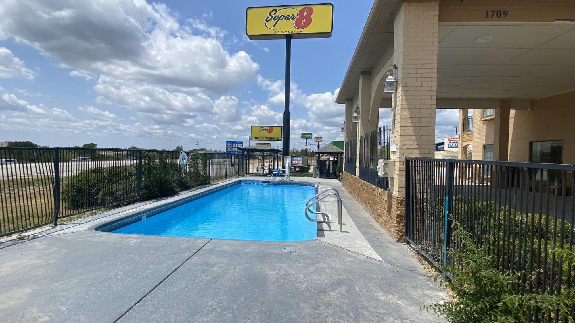 מלון Super 8 By Wyndham Decatur Texas מראה חיצוני תמונה